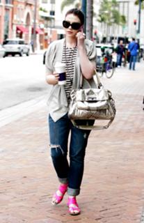 Michelle Trachtenberg feet photo thumbnail