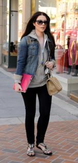 Michelle Trachtenberg feet photo thumbnail