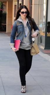 Michelle Trachtenberg feet photo thumbnail