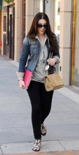 Michelle Trachtenberg feet photo thumbnail