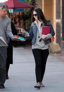 Michelle Trachtenberg feet photo thumbnail
