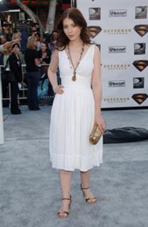 Michelle Trachtenberg feet photo thumbnail