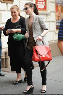 Michelle Trachtenberg feet photo thumbnail