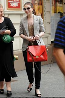 Michelle Trachtenberg feet photo thumbnail