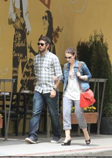 Michelle Trachtenberg feet photo thumbnail