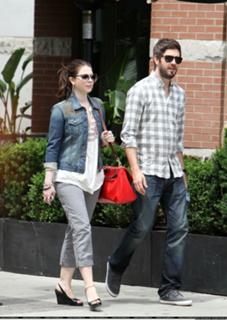 Michelle Trachtenberg feet photo thumbnail