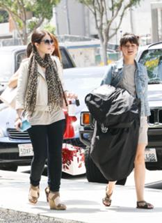 Michelle Trachtenberg feet photo thumbnail