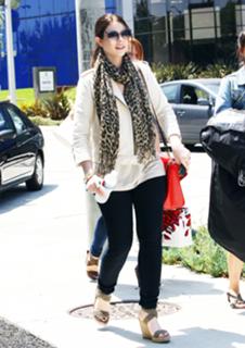 Michelle Trachtenberg feet photo thumbnail