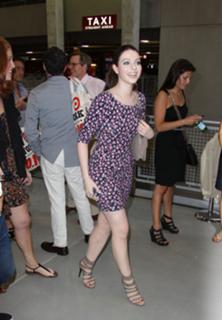 Michelle Trachtenberg feet photo thumbnail