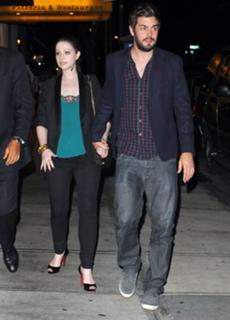 Michelle Trachtenberg feet photo thumbnail