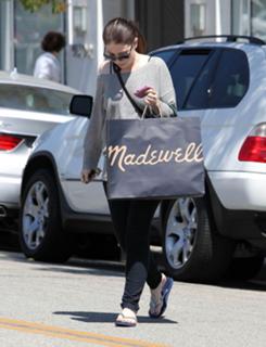 Michelle Trachtenberg feet photo thumbnail