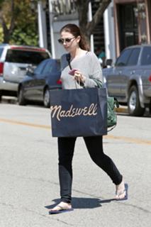 Michelle Trachtenberg feet photo thumbnail