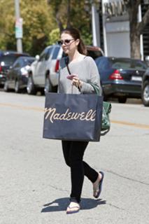 Michelle Trachtenberg feet photo thumbnail