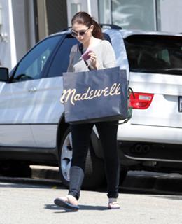 Michelle Trachtenberg feet photo thumbnail