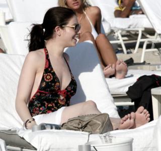Michelle Trachtenberg feet photo thumbnail