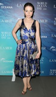 Michelle Trachtenberg feet photo thumbnail