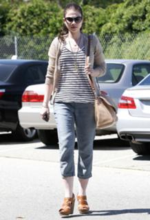 Michelle Trachtenberg feet photo thumbnail