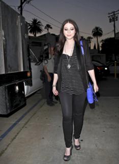 Michelle Trachtenberg feet photo thumbnail