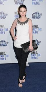 Michelle Trachtenberg feet photo thumbnail