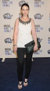 Michelle Trachtenberg feet photo thumbnail