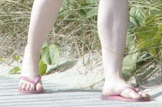 Michelle Trachtenberg feet photo thumbnail
