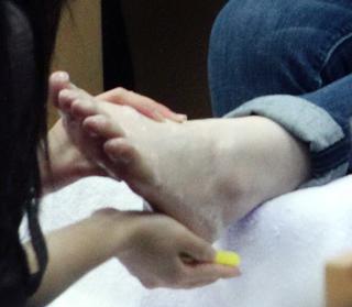 Michelle Trachtenberg feet photo thumbnail