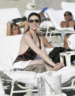 Michelle Trachtenberg feet photo thumbnail
