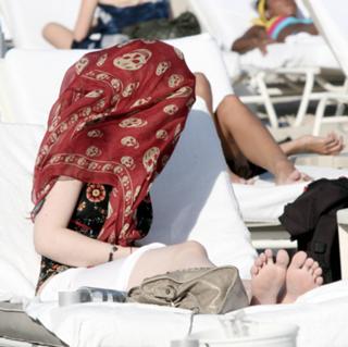 Michelle Trachtenberg feet photo thumbnail