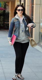 Michelle Trachtenberg feet photo thumbnail