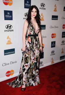 Michelle Trachtenberg feet photo thumbnail