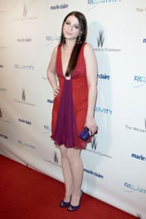 Michelle Trachtenberg feet photo thumbnail