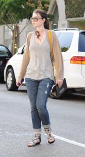 Michelle Trachtenberg feet photo thumbnail