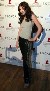 Michelle Trachtenberg feet photo thumbnail