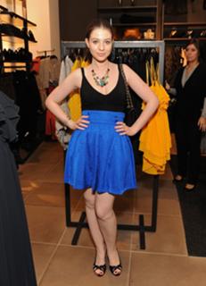 Michelle Trachtenberg feet photo thumbnail