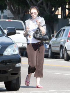 Michelle Trachtenberg feet photo thumbnail