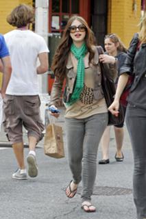 Michelle Trachtenberg feet photo thumbnail