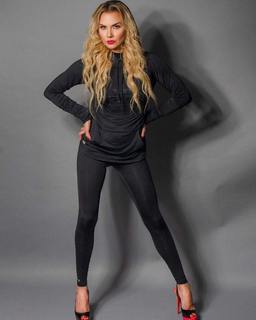 Michelle Vieth feet photo 16