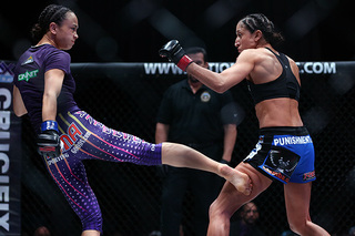 Michelle Waterson feet photo thumbnail