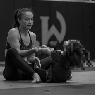 Michelle Waterson feet photo thumbnail