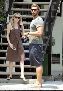 Michelle Williams feet photo thumbnail