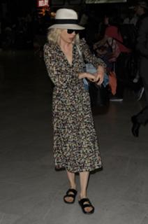 Michelle Williams feet photo thumbnail
