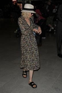 Michelle Williams feet photo thumbnail