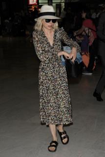 Michelle Williams feet photo thumbnail