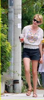 Michelle Williams feet photo thumbnail