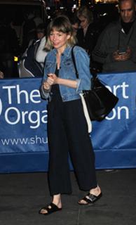 Michelle Williams feet photo thumbnail