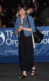 Michelle Williams feet photo thumbnail