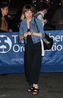 Michelle Williams feet photo thumbnail
