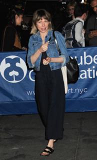 Michelle Williams feet photo thumbnail
