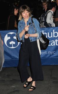 Michelle Williams feet photo thumbnail