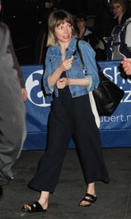 Michelle Williams feet photo thumbnail